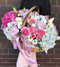 Композиция солнечный день в Вязьме Цветочная композиция из Розы, Хризантемы, Пионы и Лизиантусы в корзине в Вязьме