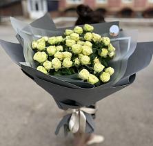 Букет Белые кустовые розы Солинеро в Вязьме